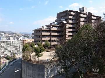 高台にあり、駅からの道のりは急勾配の坂道ですが、緑豊かな住環境です。