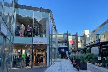 周辺は住宅の他に店舗や事務所などが混在する街です。