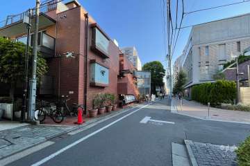 敷地北西側の前面道路（北東側から）