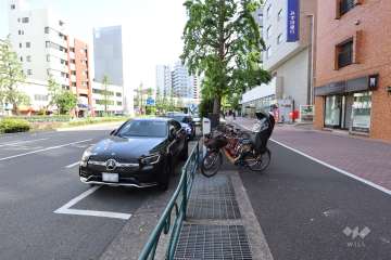 敷地東側の前面道路（北側から）