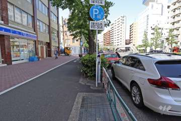敷地東側の前面道路（南側から）