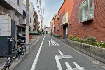敷地北東側の前面道路（南東側から）