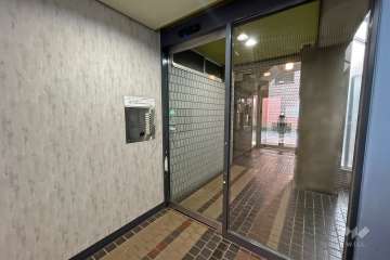 エントランスはオートロック付きです。