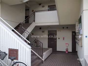 共用ポストと階段スペース