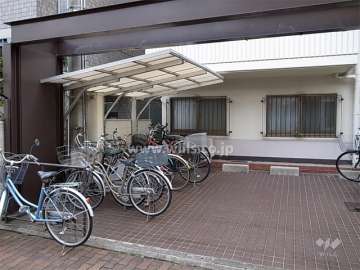 駐輪場と敷地内駐車場