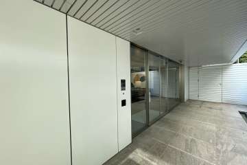 エントランスはオートロック付きです。