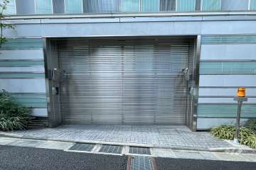 敷地内駐車場の出入り口（シャッター付き）