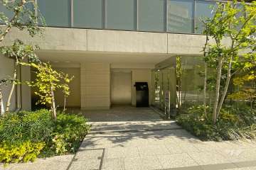 エントランスはオートロック付きです。