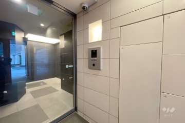 エントランスはオートロック付きです。