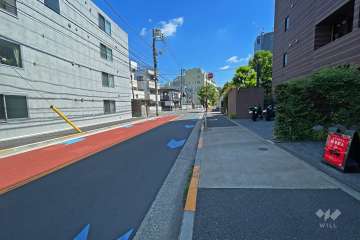 敷地西側の前面道路（南側から）
