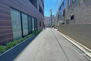 敷地南側の前面道路（西側から）