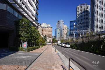 敷地東側の前面道路（南側から）