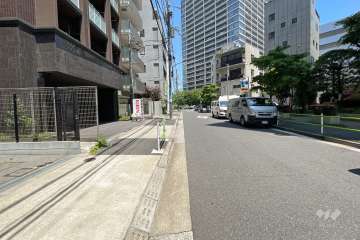 敷地南側の前面道路（西側から）