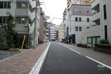 敷地南側の前面道路（西側から）