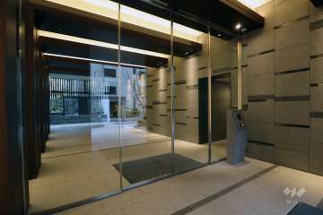 エントランスはオートロック付きです。