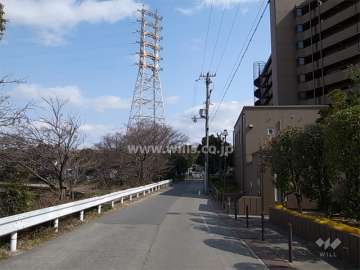 敷地北側は昆陽川が流れ、川沿いは緑豊かです。