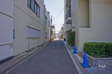 敷地北側の前面道路（西側から）