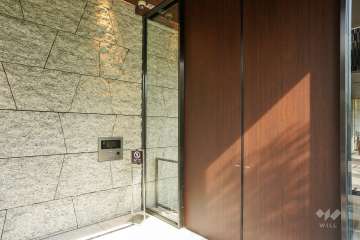 エントランスはオートロック付きです。