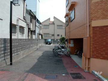 駐車場の入り口と駐輪場