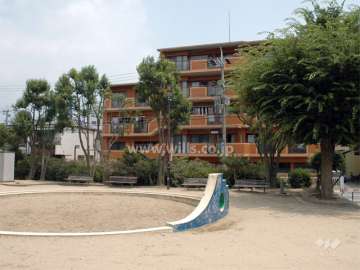 敷地の西側には公園があります。