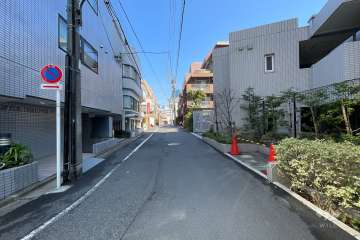 敷地西側の前面道路（南側から）