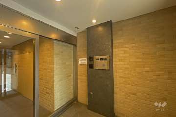 エントランスはオートロック付きです。