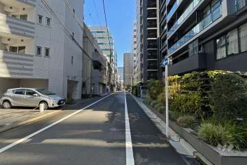 敷地西側の前面道路（南側から）