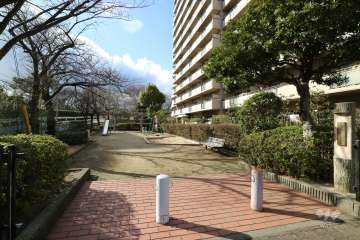 敷地に隣接して『武庫豊町第４子ども広場』があります。