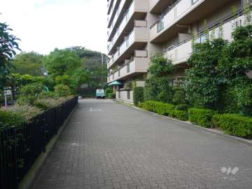 エントランスアプローチ（敷地内は緑豊かです。）