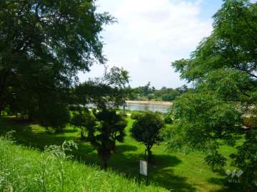 敷地の西側には、武庫川が流れており、河川敷は緑豊かで、公園が整備されています。