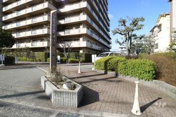 敷地入り口にある銘板