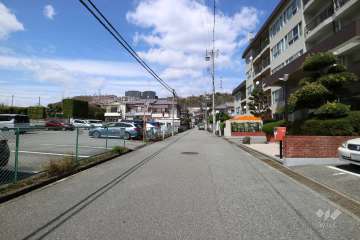敷地西側の前面道路