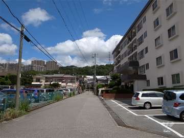 敷地西側の前面道路。周辺は一戸建てが中心に立ち並ぶ閑静な住宅地です。