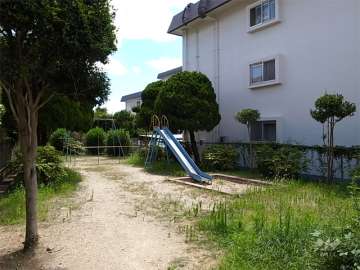 敷地に隣接する小さな公園