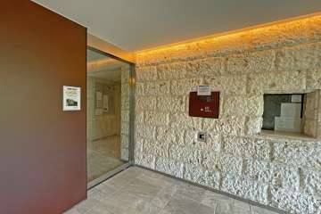 エントランスはオートロック付きです。