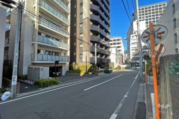 敷地南東側の前面道路（南西側から）