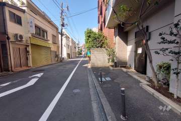敷地西側の前面道路（南側から）