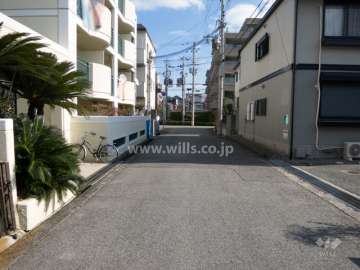 敷地南側の前面道路。周辺は区画の整った静かな住宅地です。