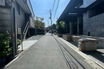 敷地北東側の前面道路（北西側から）