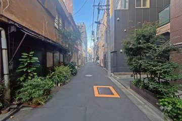 敷地北西側の前面道路（南西側から）