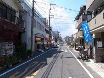 敷地北側の前面道路。敷地の南北両面が接道しています。
