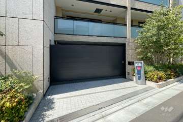 駐車場の出入り口（シャッター付き）