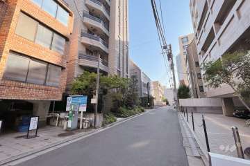 敷地北西側の前面道路（北東側から）