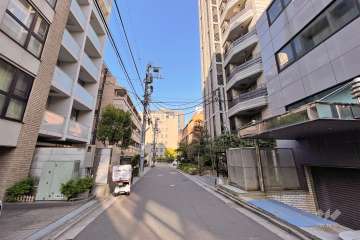 敷地北西側の前面道路（南西側から）