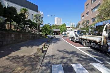 敷地南西側の前面道路(南東側から)