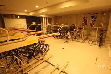 屋内に設けられた駐輪場