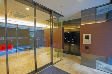 エントランスはオートロック付きです。