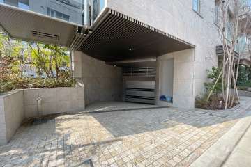 駐車場の出入り口（シャッター付き）　