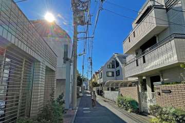 敷地北西側の前面道路（北東側から）