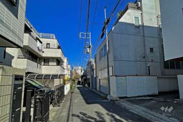 敷地北西側の前面道路（南西側から）